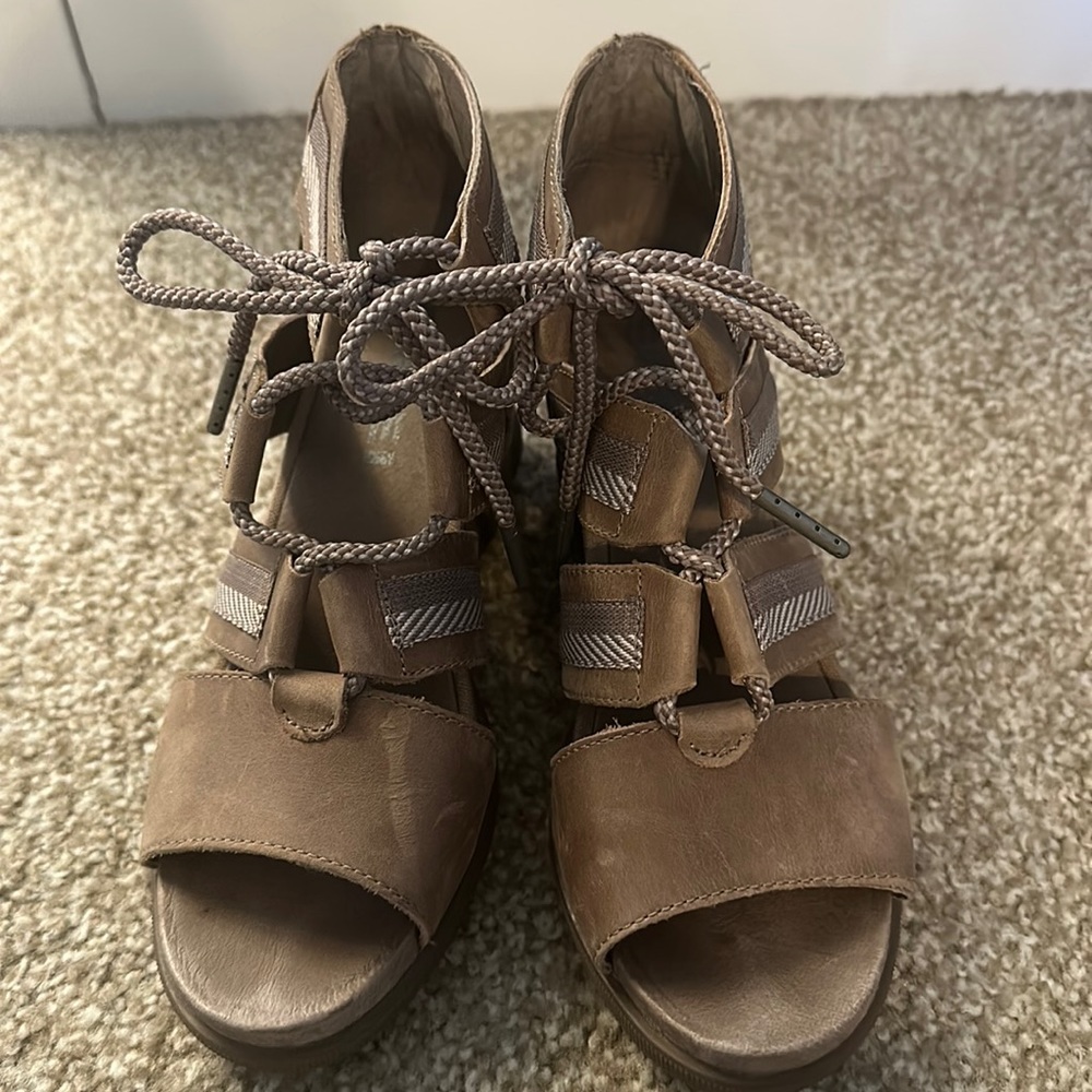 Sorel Cutout Accent Wedge